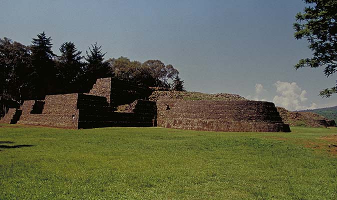 Tzintzuntzan-Yacatas-colonial-ruins
