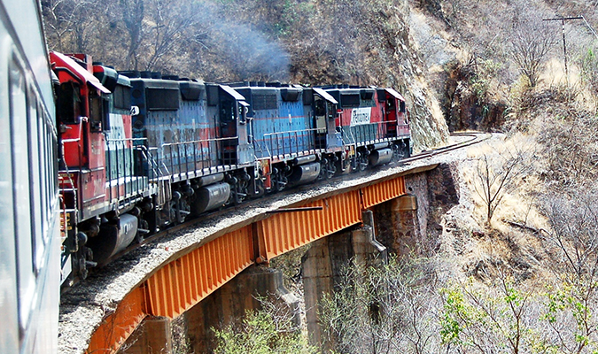 train-on-tracks-movement