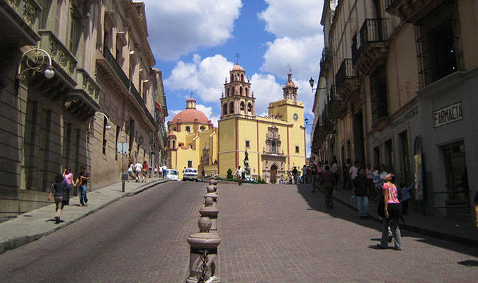alley-view-guanajuato-cathedral