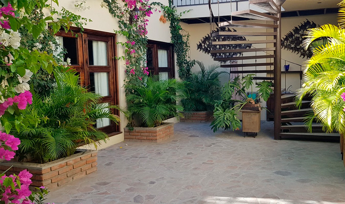 posada-de-las-flores-la-paz-patio-2