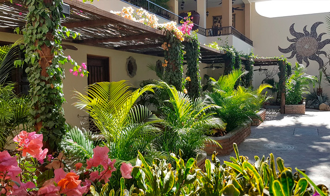 posada-de-las-flores-la-paz-patio