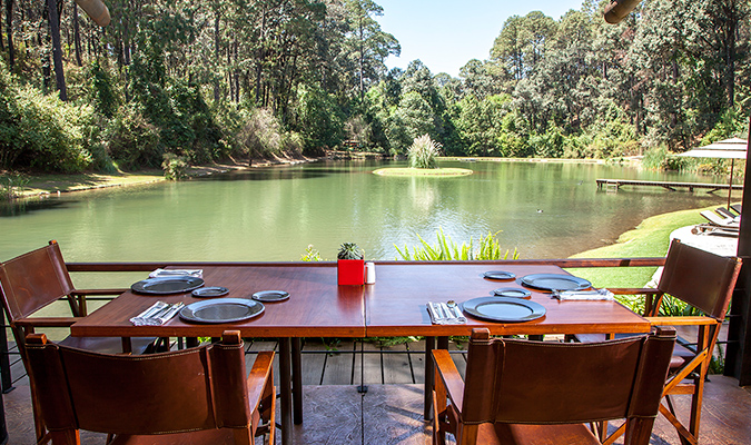 hotel-rodavento-table-lake