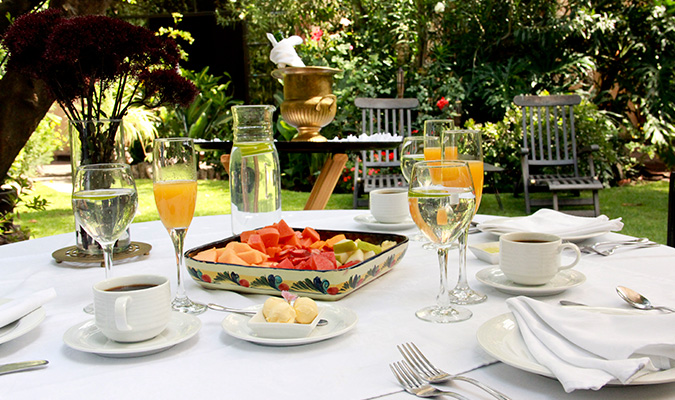 villa-ganz-outdoor-breakfast